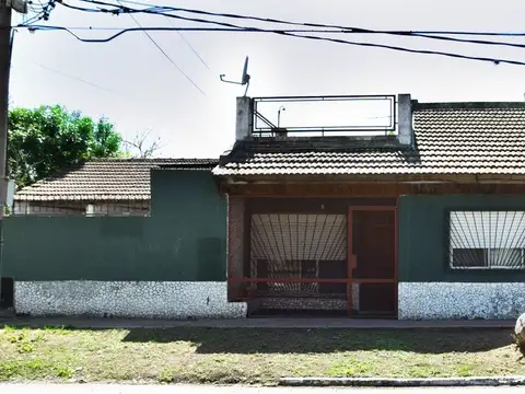 Casa 3 ambientes en venta en Banfield con cochera