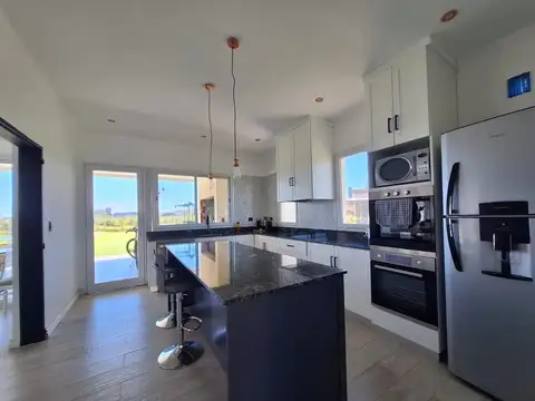 Casa 5 ambientes con 4 baños