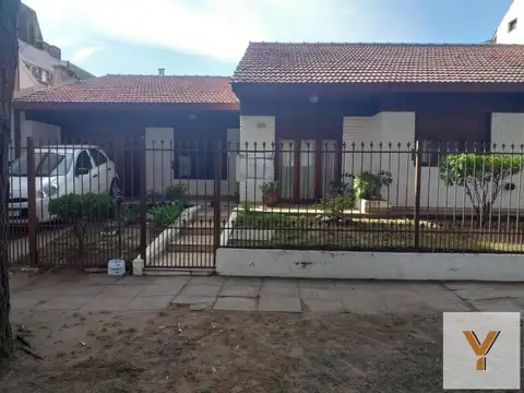 Casa en venta - 4 Dormitorios 2 Baños - Cocheras - 350Mts2 - San Bernardo del Tuyú
