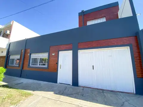 VENTA CASA 3 AMBIENTES C/PILETA COCHERA - CASTELAR