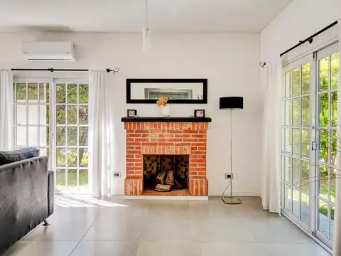 Casa 4 ambientes con 2 baños