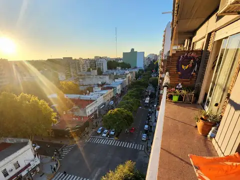 AMPLIO DEPARTAMENTO DE 3 AMBIENTES CON BALCON EN VENTA. OLIVOS
