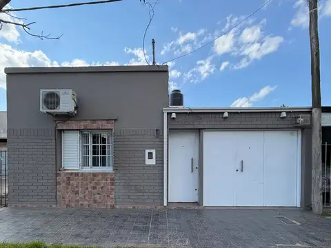 RE/MAX VENDE CASA/ 3 DORMI/ 2 BAÑOS/ COCHERA
