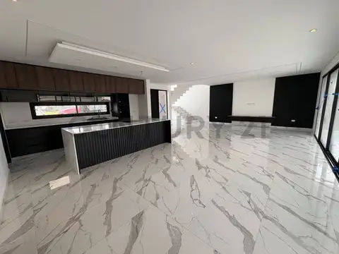 VENTA Casa Premium a Estrenar con Piscina, Galería y Parrilla | Diseño Moderno de Categoría