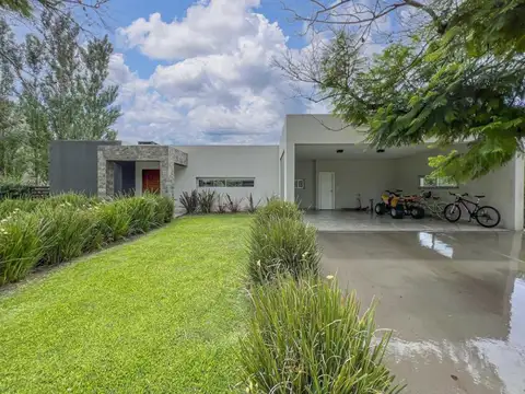 Casa en Alquiler con 2 cocheras