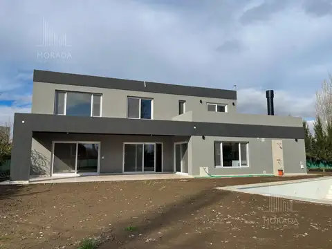 Casa en venta 8 ambientes en barrio cerrado Neuquen
