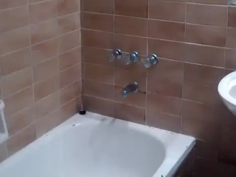 DEPARTAMENTO DE 2 AMB CON ESCRITORIO. COCHERA