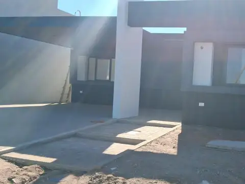 SE VENDE CASA 2D. ¡A ESTRENAR! COCHERA DOBLE. ENTREGA MAYO.