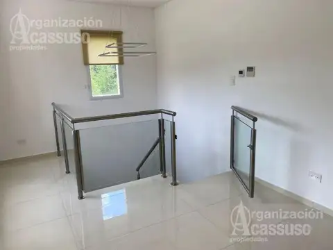 Casa en Venta con 3 cocheras