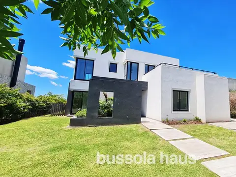 Casa en venta a estrenar con vista al Golf en el barrio Cantón - Escobar