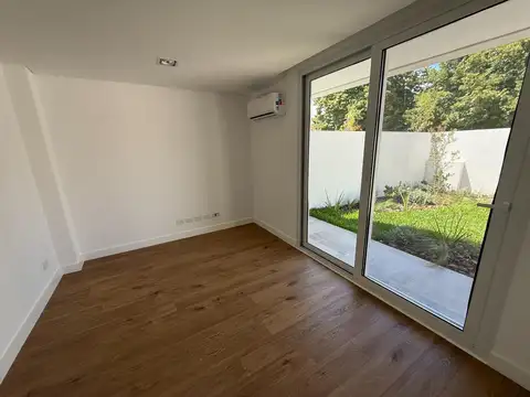 Casa en Alquiler con 2 cocheras