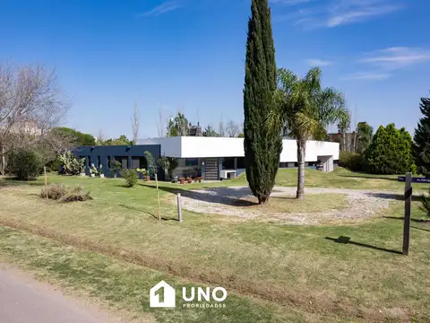 Avenida del Lago y Las Cañitas - Casa de 3 Dormitorios. 