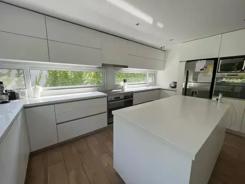 Casa 4 ambientes con 3 baños