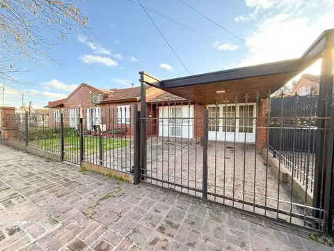 CASA EN VENTA EN PERGAMINO CON PATIO Y PILETA