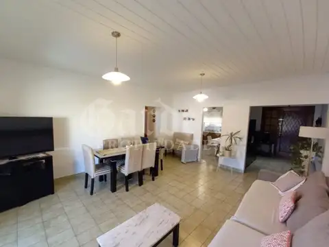 Semipiso de 4 ambientes en el centro de Ballester. 3 Dormitorios. 2 Baños. Lavadero. Balcón Corrido