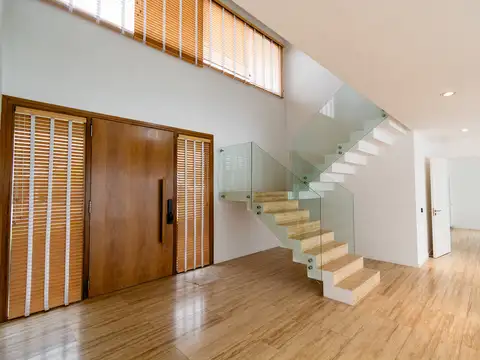 Casa 8 ambientes con 6 baños