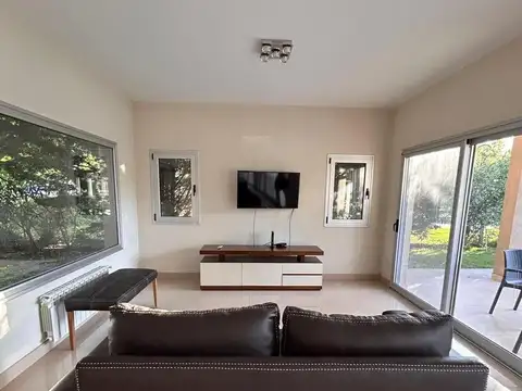 Casa en Alquiler con 2 cocheras