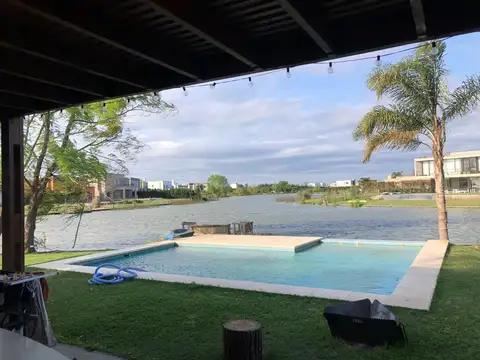 Venta de casa a la laguna con pileta - CANTON