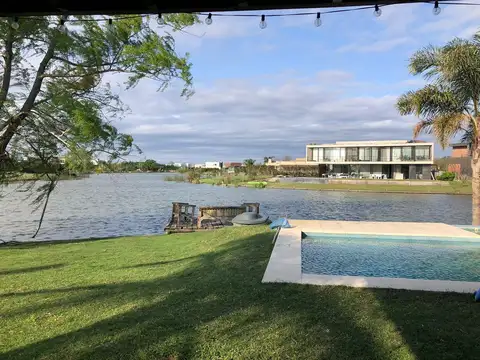 Venta de casa a la laguna con pileta - CANTON