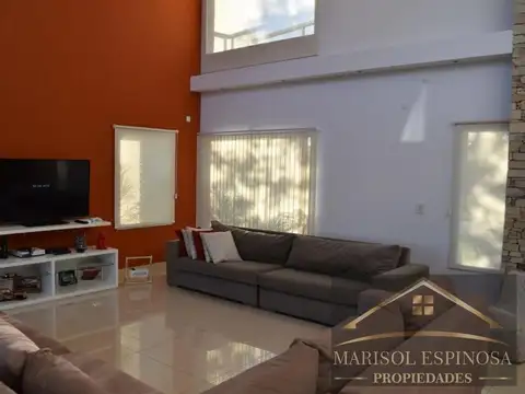 Casa 5 ambientes con 4 baños