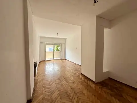Venta departamento 3 ambientes con patio y balcón , excelente ubicación - Liniers