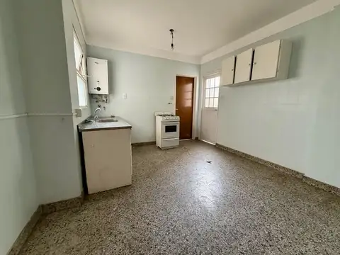 Venta departamento 3 ambientes con patio y balcón , excelente ubicación - Liniers
