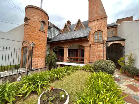 Retasada Casa de 4 dormitorios en el centro de zarate