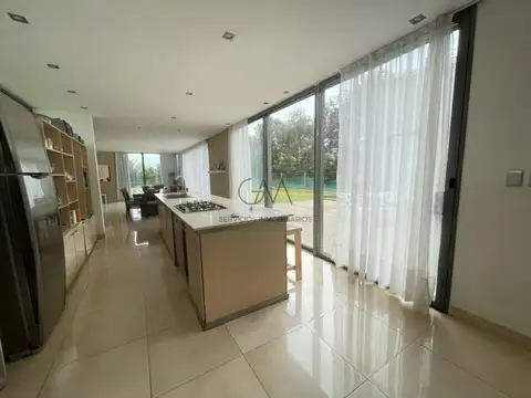 Casa 4 ambientes con 3 baños