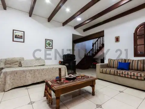 Casa 5 ambientes con 1 baño