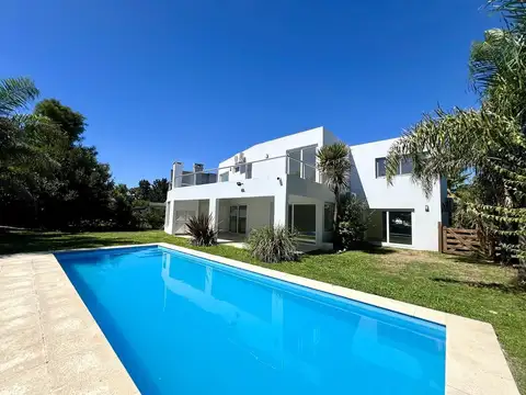 Una casa donde cada uno tiene su espacio. Casa en VENTA EN AYRES DE PILAR de 381 m².