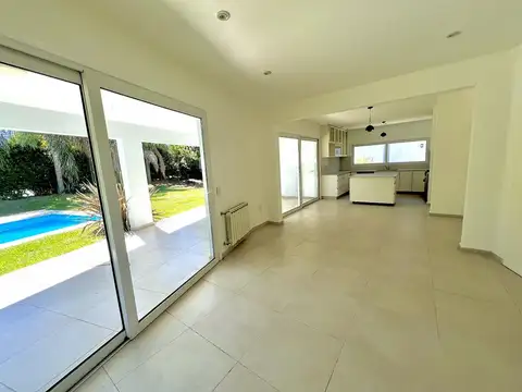 Casa 8 ambientes con 6 baños