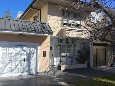 CASA VENTA 5 AMBIENTES BANFIELD CON COCHERA