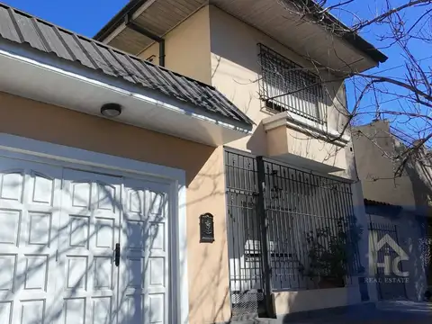 CASA VENTA 5 AMBIENTES BANFIELD CON COCHERA