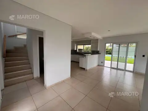 Casa en Alquiler con 3 cocheras