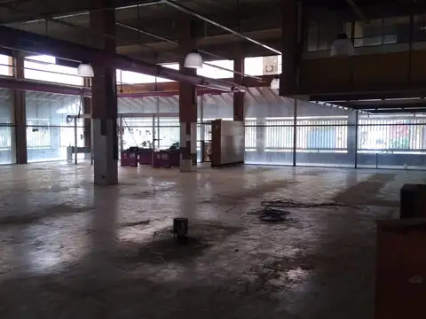 LOCAL EN VENTA EN LONGCHAMPS 750 MTS CUBIERTOS