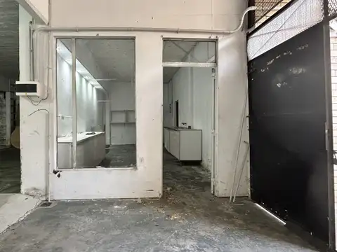 Galpon en PB con vivienda/oficina en PA. Macrocentro. Entre Ríos al 2000.