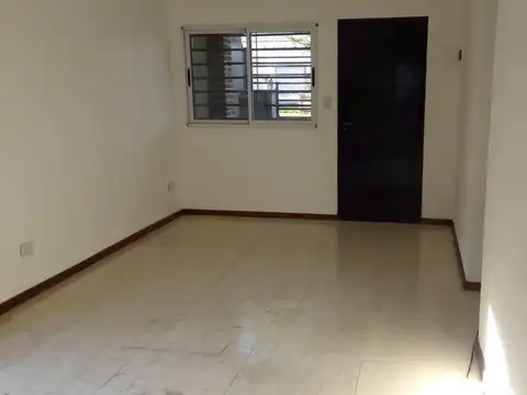 Depto Tipo Casa en Alquiler en Moron, $ 880.000