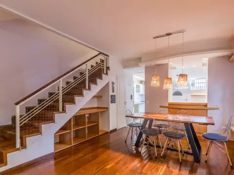 EN VENTA. VICENTE LÓPEZ. TRIPLEX. 3 AMB + ESCRITORIO. TERRAZA PROPIA. PILETA. DOBLE COCHERA.