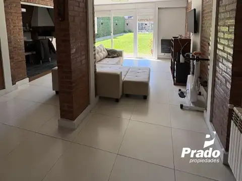 Casa en Venta con 2 cocheras
