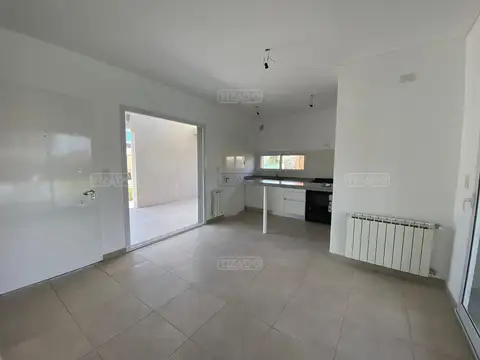 Casa en Alquiler con 2 cocheras