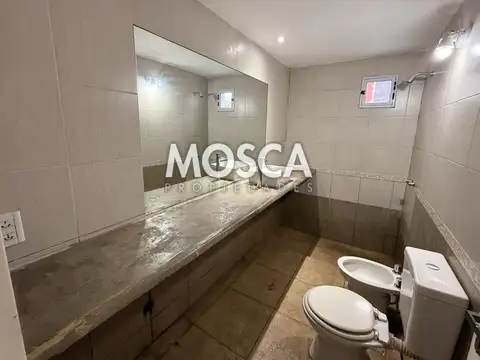 Casa en Alquiler con 2 cocheras