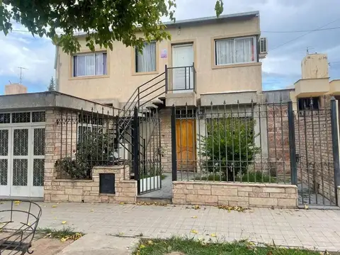 Venta casa con departamento en Godoy Cruz