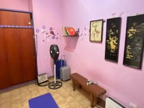 Bogotá al 4000 y Segurola, Floresta Norte. PH Sin Expensas. 240 m2 totales. 220 m2 cubiertos. 2 Plantas. 6 Ambientes. 4 Dormitorios. 3 Baños. Cocina con comedor diario. 2 Patios. Terraza propia.