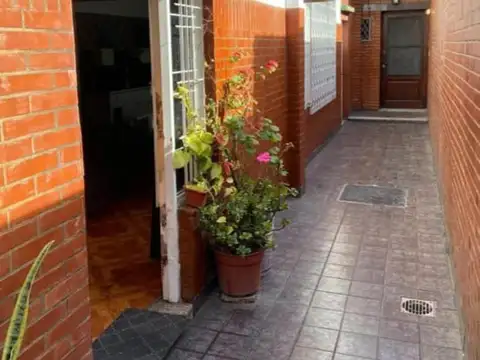 Bogotá al 4000 y Segurola, Floresta Norte. PH Sin Expensas. 240 m2 totales. 220 m2 cubiertos. 2 Plantas. 6 Ambientes. 4 Dormitorios. 3 Baños. Cocina con comedor diario. 2 Patios. Terraza propia.