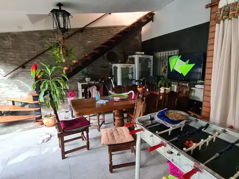 EN VENTA CASA EN DOS PLANTAS EN EL PALOMAR; CUENTA CON 5 AMBIENTES - FICHA 8638