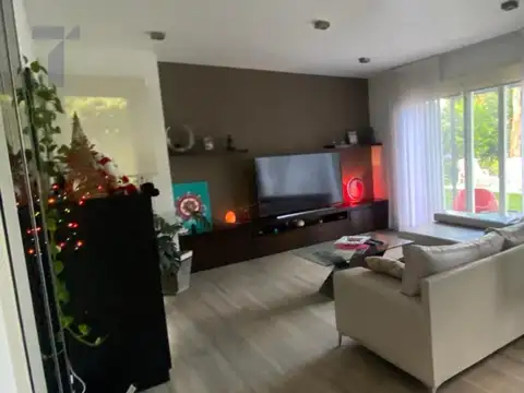 Casa 5 ambientes con 4 baños