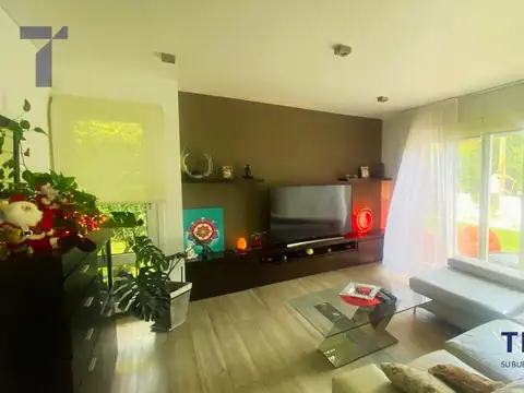 Casa en Venta con 4 cocheras