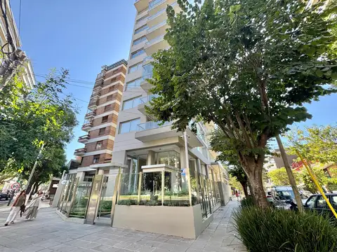 Departamento en venta en La Lucila Plaza, sobre Av. Libertador con vista al Río y cochera doble.