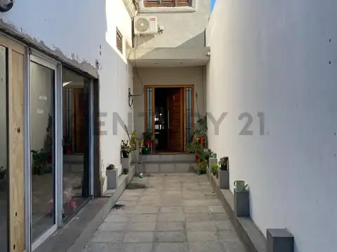 Casa 5 ambientes en venta con pileta y local en Remedios de Escalada, Lanús