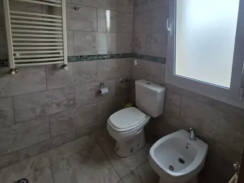 Casa en Alquiler con 2 cocheras